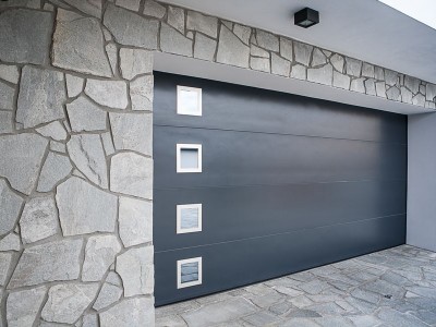 design garážových vrat hladký (barva antracit) se čtvercovými okénky