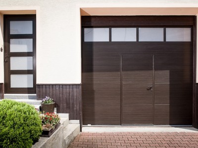 design garážových vrat hladký (imitace dřeva bahenní dub) s integrovaným vstupem