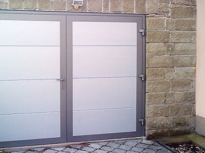 Dvoukřídlá vrata s panely design hladký, vodorovné uspořádání